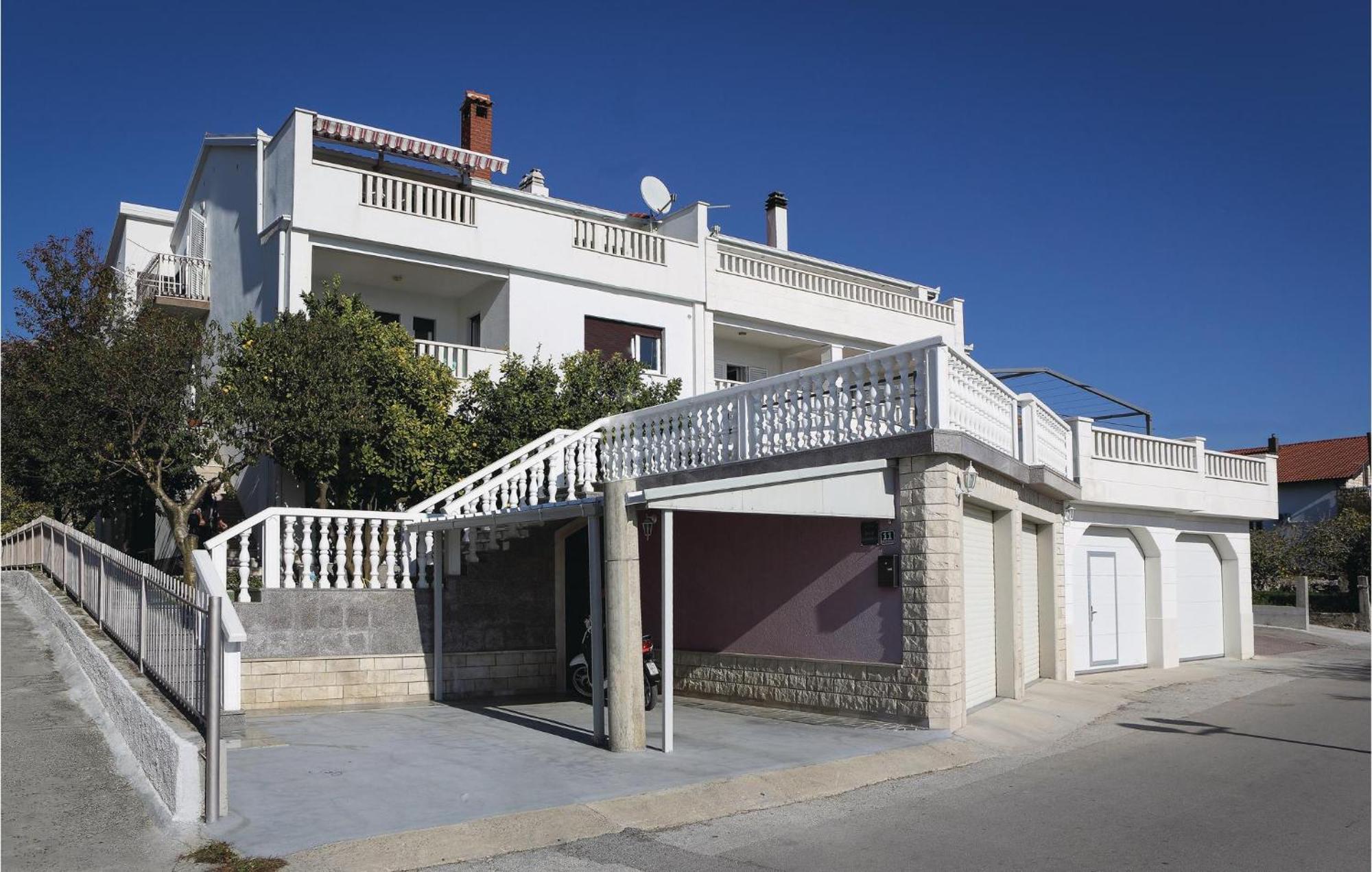 Three-Bedroom Apartment in Kastel Kambelovac Kaštela Buitenkant foto