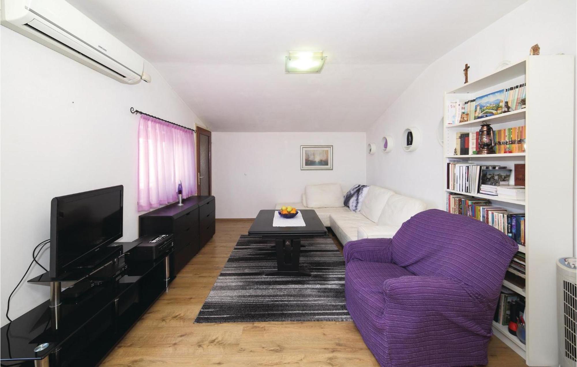 Three-Bedroom Apartment in Kastel Kambelovac Kaštela Buitenkant foto